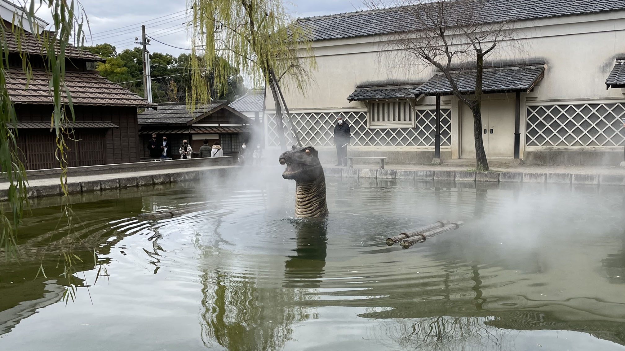 プールから首を出すネッシー